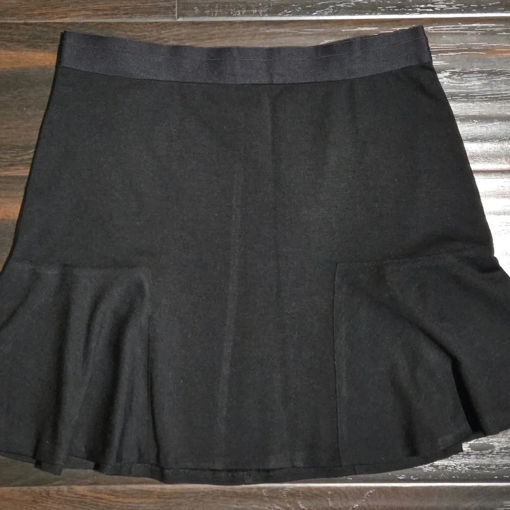 🍎 ELIE TAHARI SLIP-ON BLACK FLAIR SKIRT WITH ELASTIC WAISTBAND - SIZE MEDIUM - Picture 1 of 3